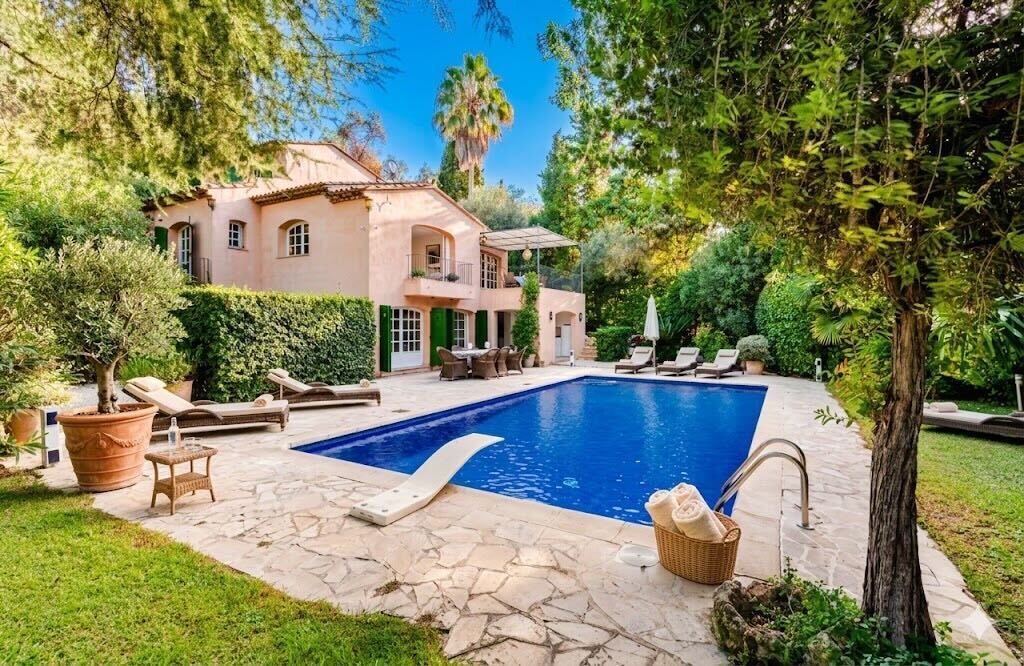 Casa de Selah pool and exterior